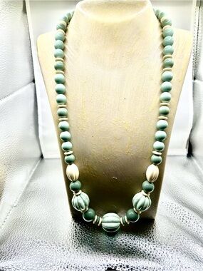 Avon vintage green necklace acrylic retro chic coastal grandmother chunky